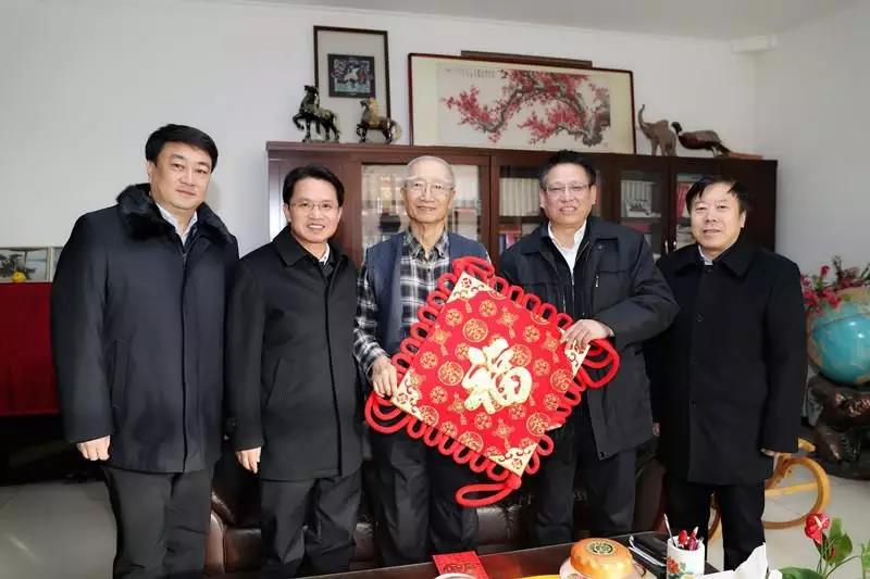 慰问自治区检察院老领导张鹤松