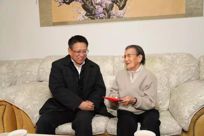 慰问自治区检察院老领导徐子干遗孀