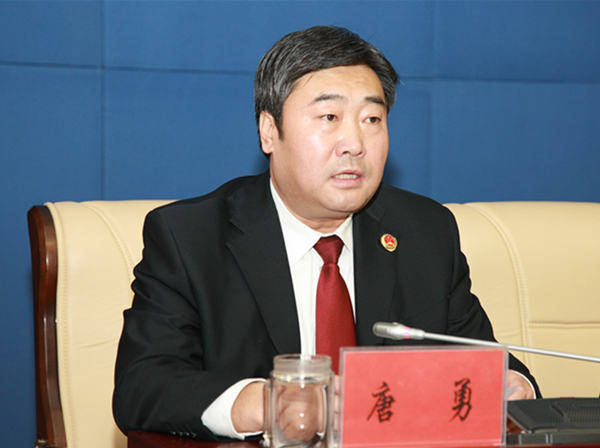 政治部主任唐勇宣读《关于表彰全区基层检察院"八化"建设示范院的通报