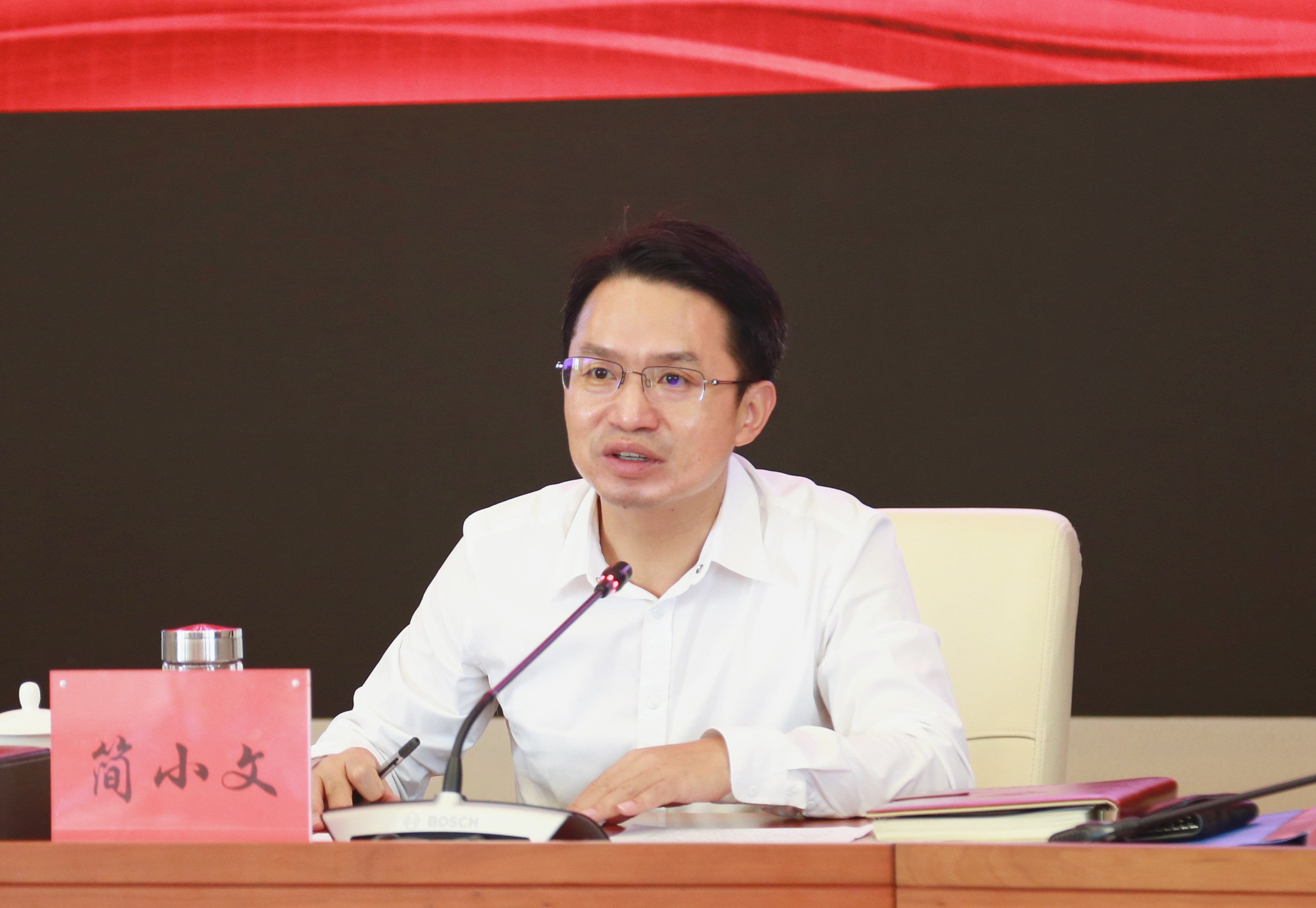 自治区检察院常务副检察长简小文作部署讲话